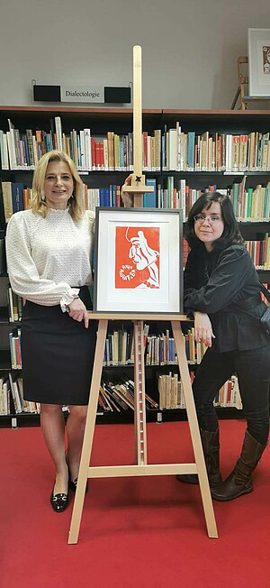 Riva Evstifeeva (à dr.) et Maria Rentz (à g.) devant une des gravures réalisée par cette dernière. © DR