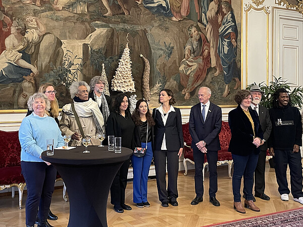 Anne-Marie Bock (cheffe de projet de l'événement « Strasbourg capitale mondiale du livre UNESCO 2024 » à l’Eurométropole de Strasbourg), Victoire Feuillebois (co-organisatrice de l’Académie des écrivain·es sur les droits humains et maître de conférences au Département d'études slaves de l’Université de Strasbourg), Hawad (écrivain et peintre touareg, membre de l’Académie des écrivain·es sur les droits humains), Pascal Maillard (co-organisateur de l’Académie des écrivain·es sur les droits humains et professeur agrégé à la Faculté des lettres de l’Université de Strasbourg), Carole Mesrobian (écrivaine et présidente du PEN Club français, membre de l’Académie des écrivain·es sur les droits humains), Roja Chamankar (écrivaine iranienne, membre de l’Académie des écrivain·es sur les droits humains), Luba Yakymtchouk (écrivaine ukrainienne, membre de l’Académie des écrivain·es sur les droits humains), Michel Deneken (président de l’Université de Strasbourg), Jeanne Barseghian (maire de Strasbourg), Alberto Manguel (écrivain argentin, membre de l’Académie des écrivain·es sur les droits humains), Jean D’Amérique (écrivain haïtien, membre de l’Académie des écrivain·es sur les droits humains). © PM