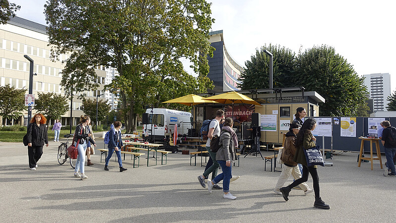 Après Fribourg, Bâle et Kehl, le MobiLab a fait escale sur le campus de l'Esplanade. © Schroder / Unistra.