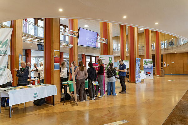 Des associations de proches de donneurs et de greffés étaient présentes dans le hall de la Faculté. ©C.Schröder/Unistra