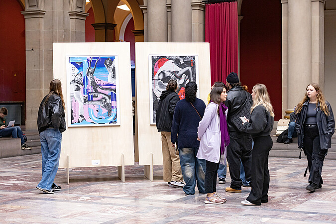 L'exposition est visible dans l'aula du Palais universitaire, jusqu'au 24 octobre, et accueille régulièrement des classes d'étudiants en design graphique. © Catherine Schröder / Unistra