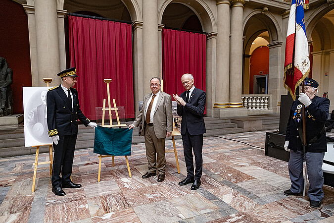 Dévoilement de la plaque Paul Collomb par messieurs Karl Terrollion, représentant du préfet, Michel Humm doyen de la faculté de sciences historiques et Michel Deneken.