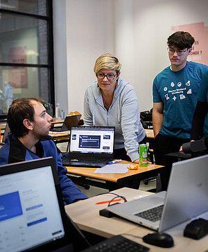 Les participants étaient encadrés par une quinzaine de coachs et d’experts pour peaufiner leurs pitches. © EM
