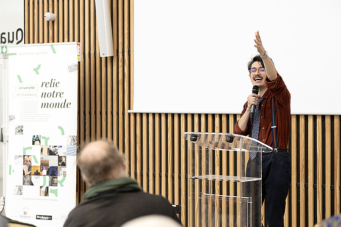Elias Levi Toledano, coordinateur artistique du Forum des jeunes de CML et membre de Haut parleurs !, scène ouverte de poésie, a rendu un hommage enflammé au projet. © C. Schröder/Unistra