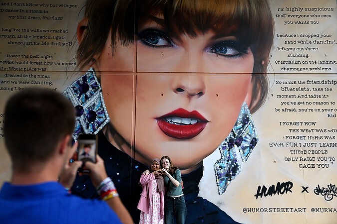 Les fans se rassemblent pour le concert de Taylor Swift au stade de Wembley, à Londres, 15 août 2024. © Toby Melville/Reuters