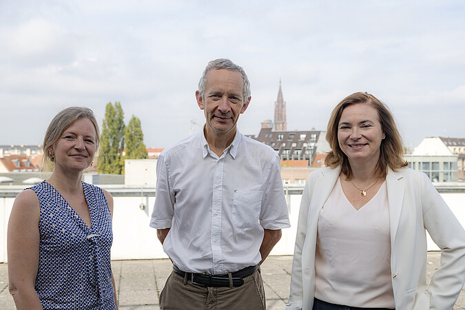 De gauche à droite : Carole Lecourt, coordinatrice du schéma directeur et des projets numériques, François Gauer, vice-président délégué Politique numérique et Emmanuelle Hautin, directrice du numérique. © Schroder/Unistra.