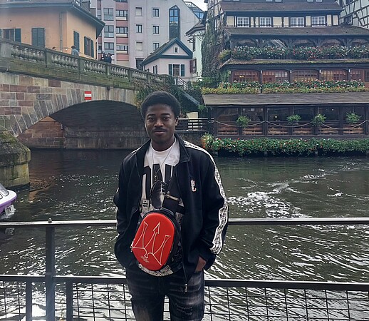 Marius Darel Nguefack apprécie le quartier de la Petite France, à Strasbourg. © DR