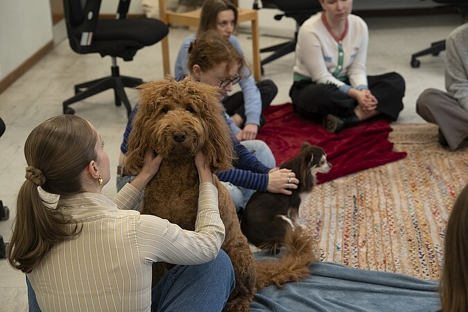 Andréa Dieth-Klimek, intervenante en médiation animale depuis 6 ans, est venue avec ses deux chiens. ©Valentin Branzi-Largo