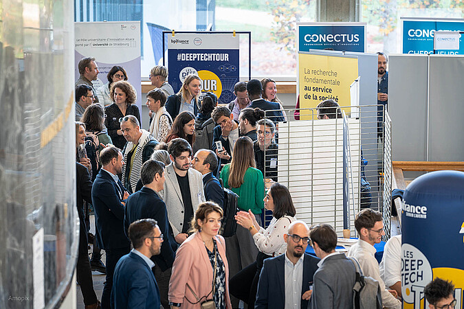 Des moments de rencontres et de réseautage autour de 15 stands de présentation et de démonstration tenus par l’équipe du PUI-A et certains de ses membres fondateurs et partenaires (Bpifrance, SATT Conectus, Semia/Quest for change, Eténa, HUS, Inria, pôles de compétitivité, IHU, Réseau des plateformes CoRTecS, Carnot MICA, Aérial). © Amopix