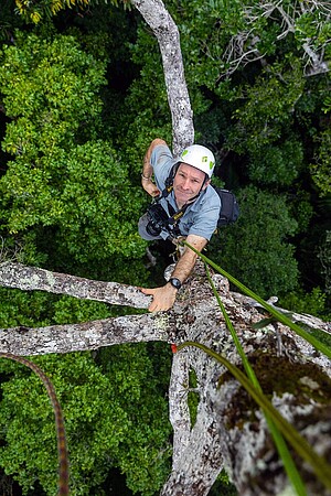 Sylvain Hugel lors d'une mission d'étude des insectes de la canopée à Madagascar en janvier 2022. Crédit Brian Fisher