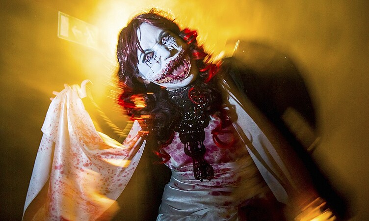 Une actrice se produit dans le spectacle « Horror Nights » du parc à thème Filmpark Babelsberg pendant Halloween à Potsdam le 31 octobre 2014. © Reuters/Hannibal