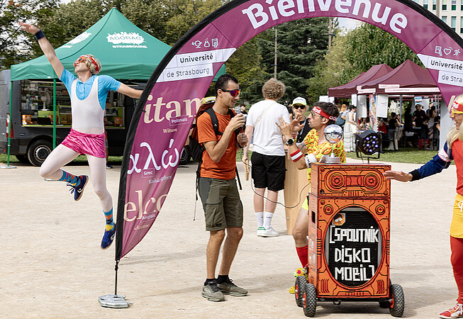 Le DJ à roulettes Spoutnik Disko Mobil ambiance le campus Esplanade, sur le village Vie des campus, mardi 3 septembre. © Catherine Schröder / Unistra