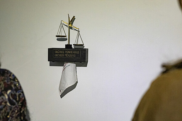 Balance coincée par une douille factice évoquant le deux poids, deux mesures. ©C.Schröder/Unistra