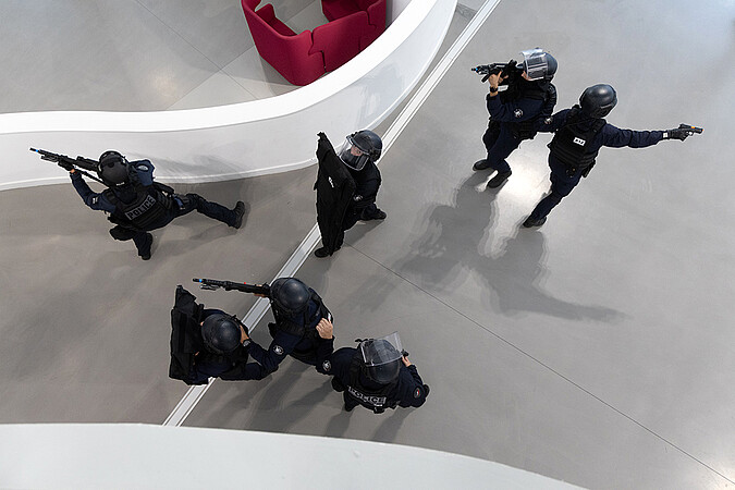 L'exercice Novi a débuté dans le Studium, avec l'intervention des forces de sécurité suite à l'attaque simulée d'un homme seul. © Jérôme Dorkel, Eurométropole de Strasbourg
