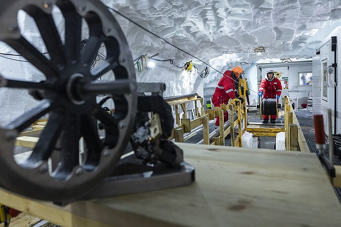 Andreas Fichtner (ETH) descend un câble à fibre optique à 1 500 mètres de profondeur dans le trou de forage pour enregistrer les signaux provenant de l'intérieur du fleuve de glace en continu pendant 14 heures. ©Lukasz Larsson Warzecha/LWimages