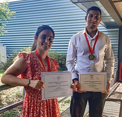 Marion Daniel et Ahmad Saad, en première année de master Entraînement et optimisation de la performance sportive (EOPS) à la Faculté des sciences du sport (F3S) ont chacun reçu un prix. © F3S/ Unistra