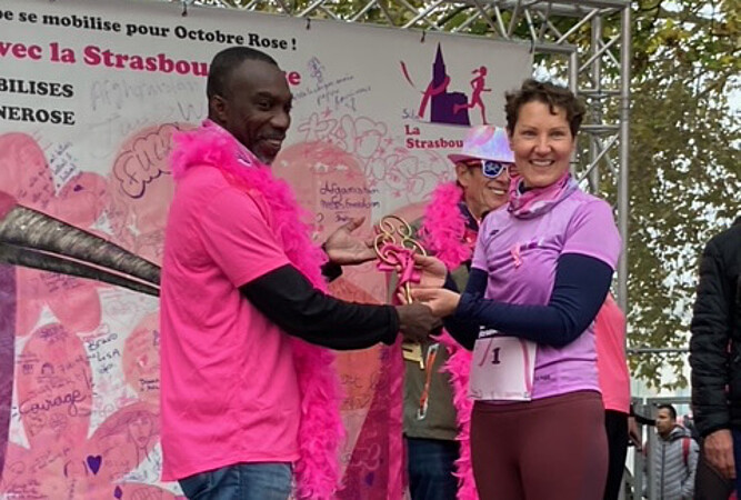 Juste avant que le départ de la Strasbourgeoise, Priscilla Bernard, marraine de La Strasbourgeoise, reçoit la clé de la Ville de Strasbourg d’Owusu Tufuor, adjoint à la maire en charge des sports. © DR