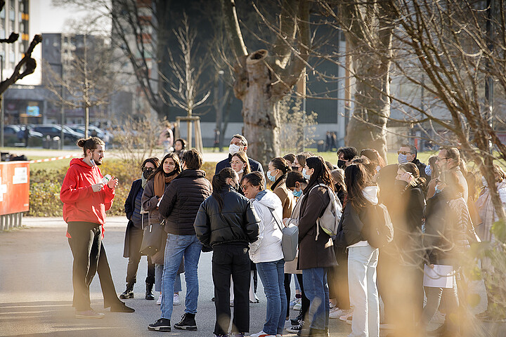 À la découverte du campus de l’Esplanade, les visiteurs profitaient du soleil de cette magnifique journée.