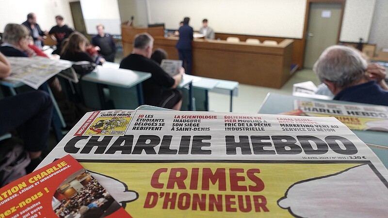 La rédaction de Charlie Hebdo distribuait gratuitement des exemplaires de son dernier numéro. © Edern Appéré/Unistra