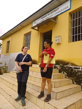 Emmanuelle Caspar, manager Imprima, avec l'une des médecin malgaches impliquées dans le projet, devant le centre de santé d'Ifanadiana. © DR