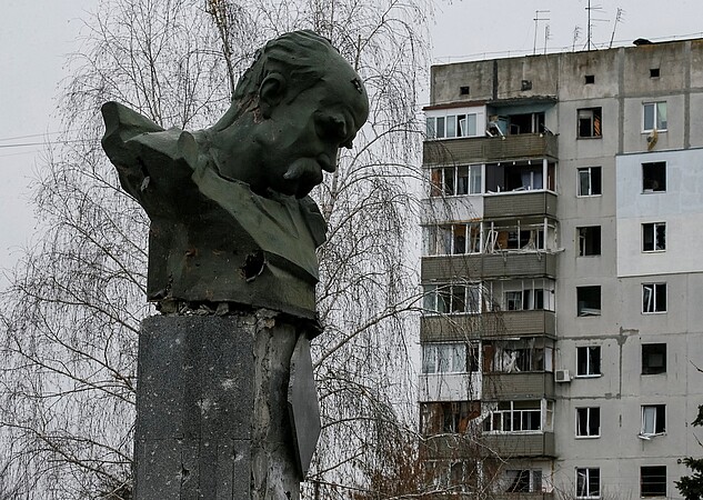 Le monument du poète ukrainien Taras Shevchenko, portant des traces de bombardements, à Borodianka, région de Kiev, Ukraine. Avril 2022. ©Reuters/Gleb Garanich