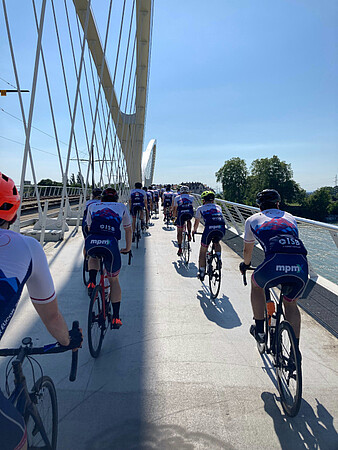 Franchi par les cyclistes durant l’après-midi, le pont des Deux-Rives reliant Allemagne et France a été un but de promenade pour certains d’entre eux, après le dîner, le soir même. © DR