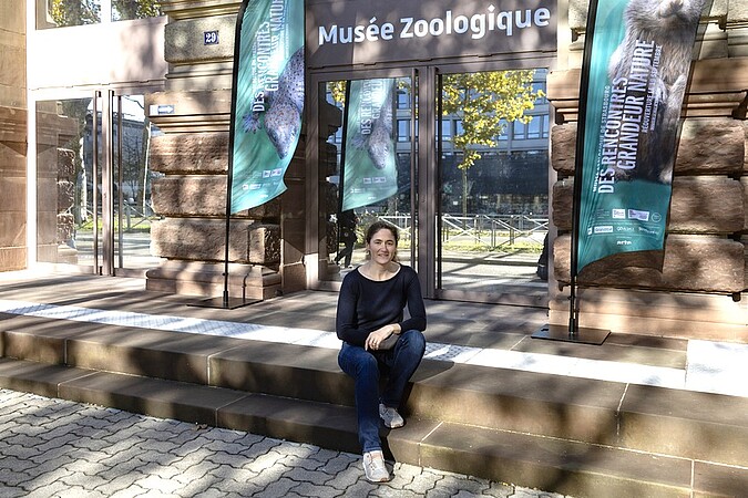 Alexia Martin devant l'entrée du Musée zoologique, boulevard de la Victoire. © Catherine Schröder / Unistra