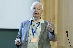 Jean-Marie Lehn, prix Nobel de chimie, lors de la conférence inaugurale. Crédit : Schroder/Unistra.