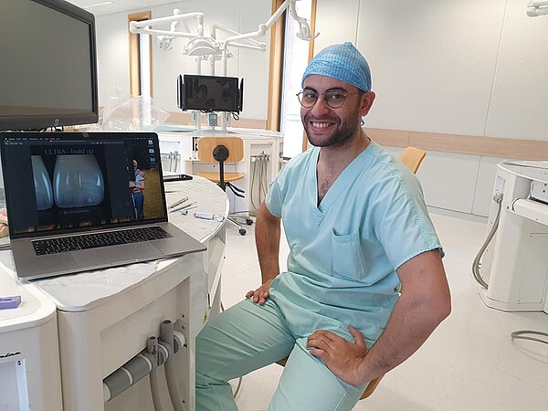 Bilal Balbzioui devant son poste de travail à la Faculté de chirurgie dentaire de Strasbourg