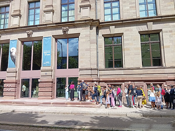 La file de visiteurs, agents de l'université et de l'Eurométropole, s'étire devant l'entrée, samedi 30août. © Jardin des sciences