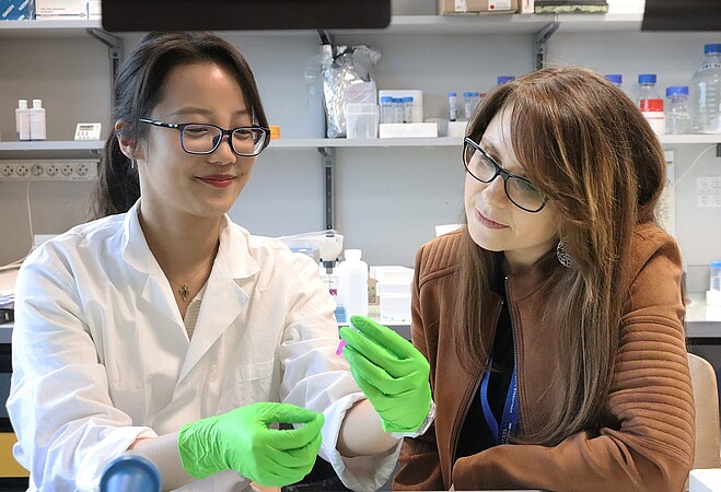 Delphine Duteil (à dr.) et Qingshuang Cai, post-doctorante de son sous-groupe. ©Théo Brisset/IGBMC