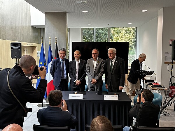 Franck Leroy, président du Conseil régional du Grand Est, Guido Pupillo, directeur du CESQ, Joachim Ankerhold, porte-parole scientifique de Quantum BW, Winfried Kretschmann, ministre-président du Bade-Wurtemberg (de g. à dr) ©JR