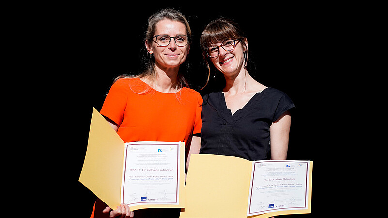 Sabine Liebscher (Université de Cologne) et Caroline Rouaux (Inserm/Unistra) reçoivent leur prix conjoint. © Ambassade de France en Allemagne