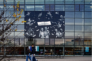 Une photographie de Boris Eldagsen est installée en vitrophanie sur la façade de l'Atrium, pour accompagner l'exposition « Hantologie pour les débutant·es », jusqu'au 1er mars 2026. © Catherine Schröder / Unistra