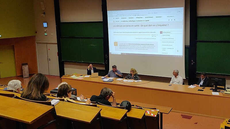 Table-ronde dans un amphithéâtre de la Faculté de médecine