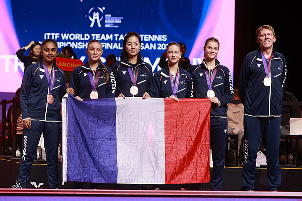 Émotion pour les cinq filles de l'équipe de France pour leur troisième place aux derniers championnats du monde, à Busan, en Corée du Sud (Charlotte et Camille sont à droite). © DR
