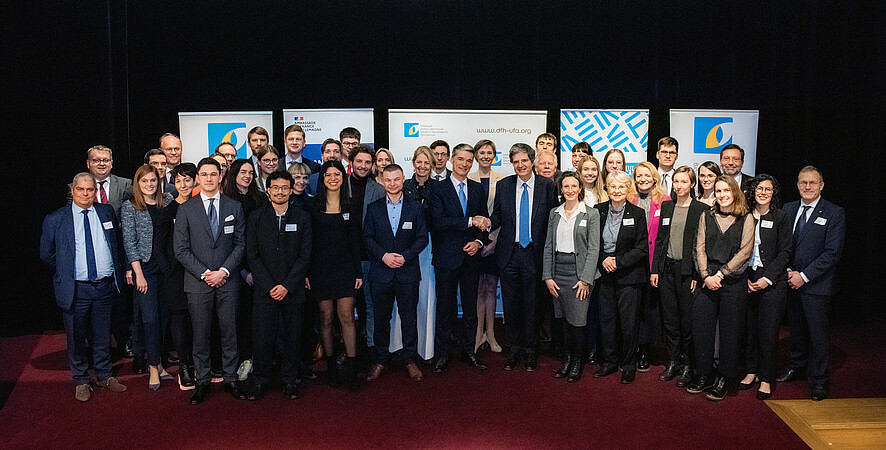 Photo de groupe de tous les lauréats avec les partenaires économiques et institutionnels. Crédit : Jacek Ruta/DFH-UFA