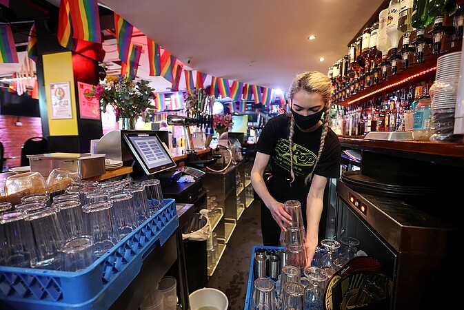 Une femme travaillant dans un bar la nuit dans le contexte de la propagation de la Covid-19 en Grande-Bretagne, le 22 octobre 2020. Reuters/Carl Recine
