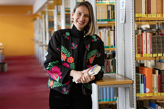 Mathilde Le Clainche se sent bien au milieu des livres (ici à la bibliothèque des langues). © Catherine Schröder / Unistra