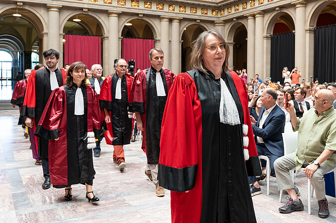 L'entrée du cortège universitaire : Frédérique Berrod, présidente de l’université, Nathalie Drach-Temam, présidente de Sorbonne Université et Rémi Barillon, vice-président Recherche, formation doctorale et science ouverte. © Lilia Zanetti 