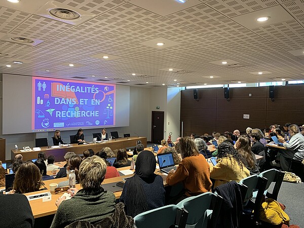 Amphithéâtre de la Misha lors du colloque Inégalités dans et en recherche