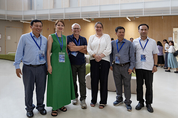 Najoua Mohib, enseignante-chercheuse en sciences de l’éducation (à gauche) et Frédérique Berrod présidente de l’Université de Strasbourg (au centre), accompagnées d’une partir de la délégation vietnamienne. © Schroder/Unistra.