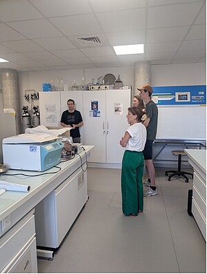 Gwenaël IMFELD, directeur de Institut Thématique Interdisciplinaire | Durabilité de l'eau et des villes fait visiter son laboratoire à l’Institut Terre et Environnement Strasbourg (ITES) © OPUS