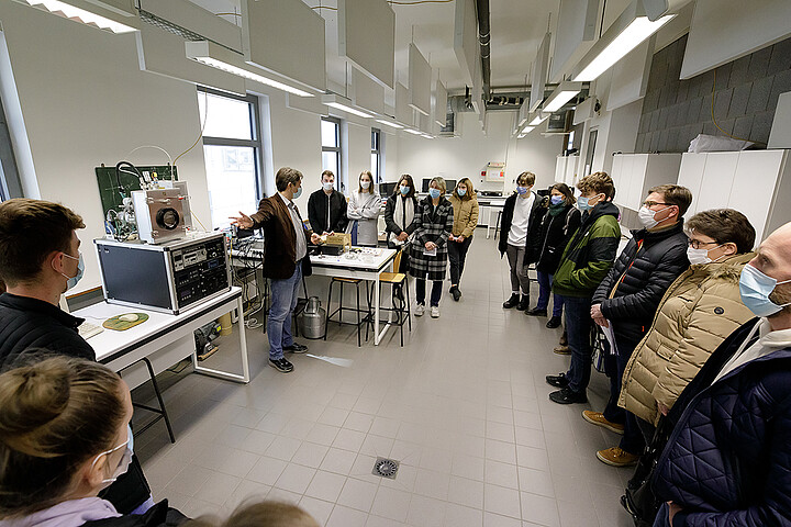 Sylviu Colis présente les TP de physique à l’École de chimie polymères et matériaux (ECPM) sur le campus de Cronenbourg.