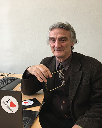 Les stickers qui ornent l'ordinateur, le téléphone et l'agenda de Jean-Christophe Meyer, enseignant en langues, témoignent de son attachement au programme Erasmus +. © EC