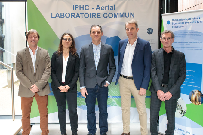 Les partenaires du laboratoire commun IPHC – Aerial, le 25 novembre 2022, lors  de la cérémonie de lancement, dans les locaux d’Aerial, à Illkirch. Crédit : Nicolas Busser / CNRS