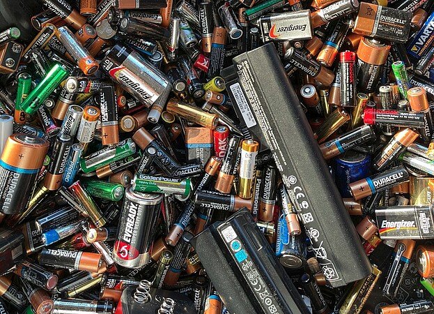 Les recherches menées par Jaison Casas visent à améliorer la recyclabilité des batteries au lithium. © John Cameron / Unsplash