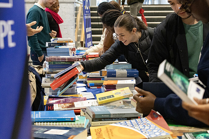 Le Book Swap, qui s'est tenu mardi 8 octobre, a ravi les étudiants à la Faculté de droit. © Catherine Schröder/Unistra