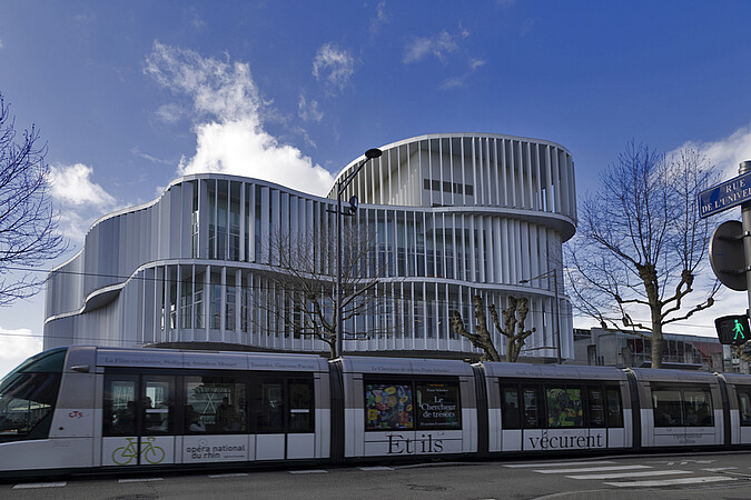 Devant le Studium sur le campus de l'Esplanade. © Schroder/Unistra.