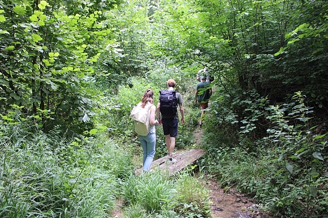 Les deux artistes accompagnés de Sylvain Payraudeau, professeur d'hydrologie et transfert de contaminants à l’ENGEES, arpentent un sous-affluent du Rhin particulièrement fragile (la Souffel) © OPUS